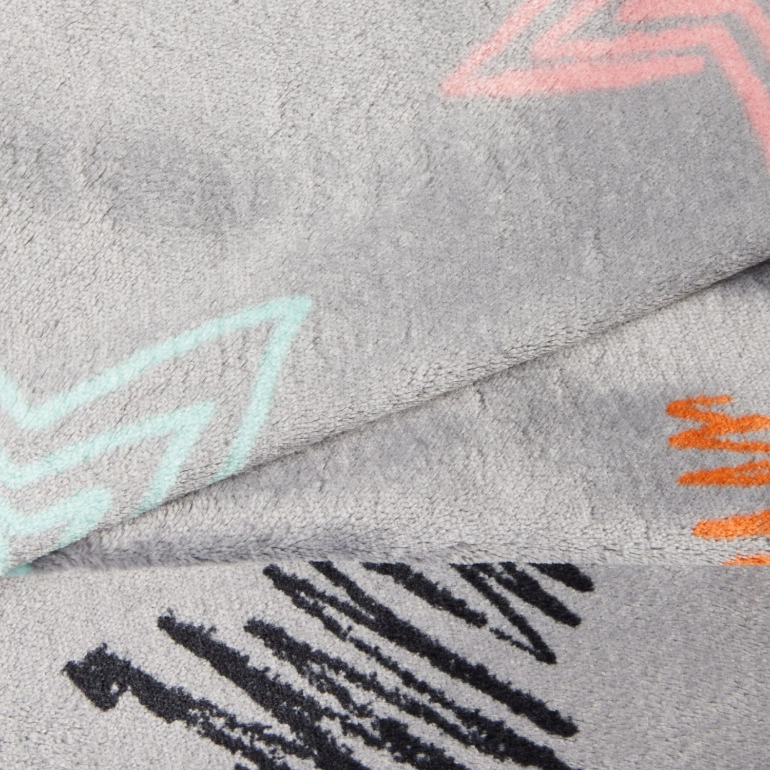 Frisco Plush Cat & Dog Throw Blanket 6 Frisco Plush Cat & Dog Throw Blanket - Image 4